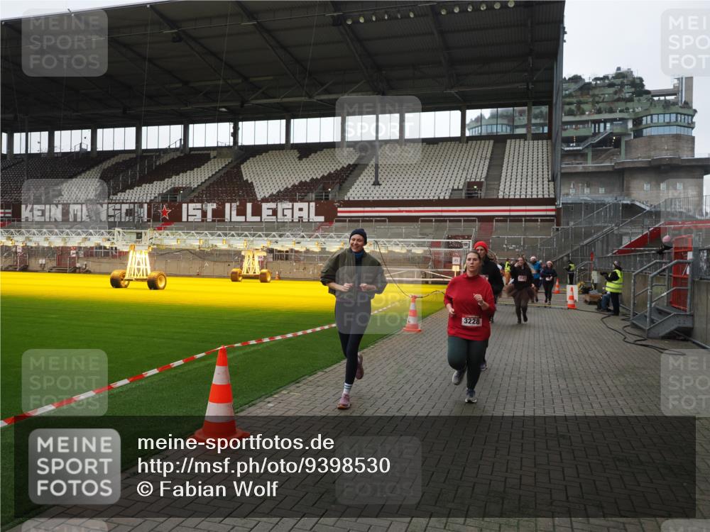 07.12.2025 - St. Pauli X-Mass-Run No. 15 Fabian Wolf http://msf.ph/oto/9398530 07.12.2025 10:51:49 Ziel 275, 328, 1047, 1964, 1982, 1984, 2103, 2105, 2165, 2327, 2332, 2553, 2593, 2607, 2836, 2837, 3223, 3228, 4862 meine-sportfotos.de