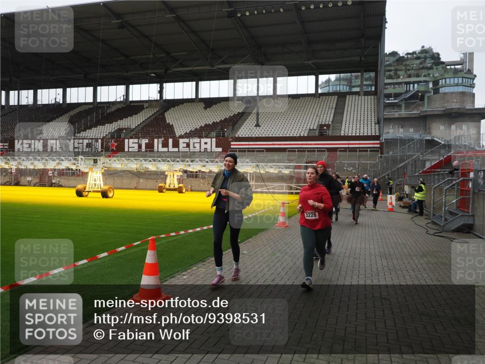 07.12.2025 - St. Pauli X-Mass-Run No. 15 Fabian Wolf http://msf.ph/oto/9398531 07.12.2025 10:51:50 Ziel 275, 328, 1964, 1982, 1984, 2103, 2105, 2165, 2327, 2332, 2553, 2593, 2607, 2836, 2837, 3223, 3228, 4862 meine-sportfotos.de
