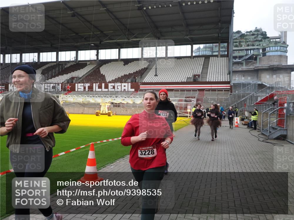 07.12.2025 - St. Pauli X-Mass-Run No. 15 Fabian Wolf http://msf.ph/oto/9398535 07.12.2025 10:51:51 Ziel 275, 328, 1964, 1982, 1984, 2103, 2105, 2165, 2327, 2332, 2553, 2593, 2607, 2836, 2837, 3223, 3228, 4862 meine-sportfotos.de