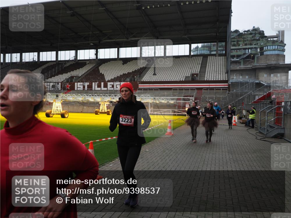 07.12.2025 - St. Pauli X-Mass-Run No. 15 Fabian Wolf http://msf.ph/oto/9398537 07.12.2025 10:51:51 Ziel 275, 328, 1964, 1982, 1984, 2103, 2105, 2165, 2327, 2332, 2553, 2593, 2607, 2836, 2837, 3223, 3228, 4862 meine-sportfotos.de