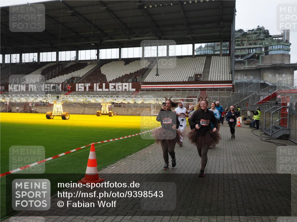 07.12.2025 - St. Pauli X-Mass-Run No. 15 Fabian Wolf http://msf.ph/oto/9398543 07.12.2025 10:51:53 Ziel 275, 328, 1964, 1982, 1984, 2165, 2287, 2289, 2553, 2593, 2607, 2836, 2837, 3223, 3228, 4550, 4862 meine-sportfotos.de