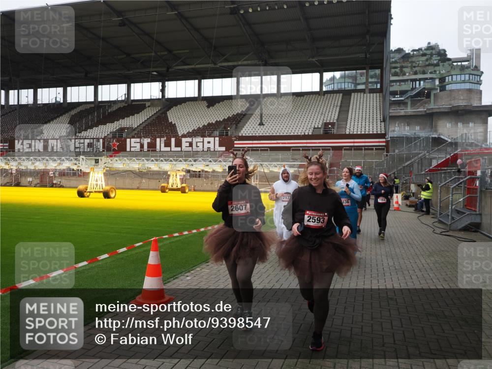 07.12.2025 - St. Pauli X-Mass-Run No. 15 Fabian Wolf http://msf.ph/oto/9398547 07.12.2025 10:51:54 Ziel 328, 1964, 1982, 1984, 2165, 2287, 2289, 2553, 2593, 2607, 2836, 2837, 3223, 3228, 4550 meine-sportfotos.de