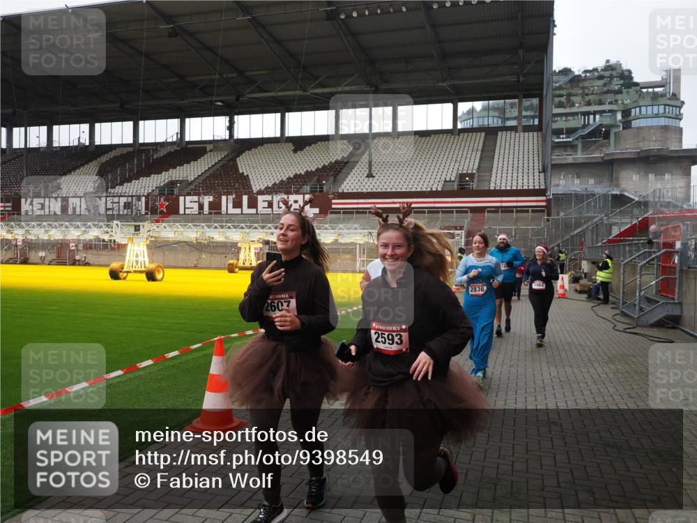 07.12.2025 - St. Pauli X-Mass-Run No. 15 Fabian Wolf http://msf.ph/oto/9398549 07.12.2025 10:51:54 Ziel 328, 1964, 1982, 1984, 2165, 2287, 2289, 2553, 2593, 2607, 2836, 2837, 3223, 3228, 4550 meine-sportfotos.de
