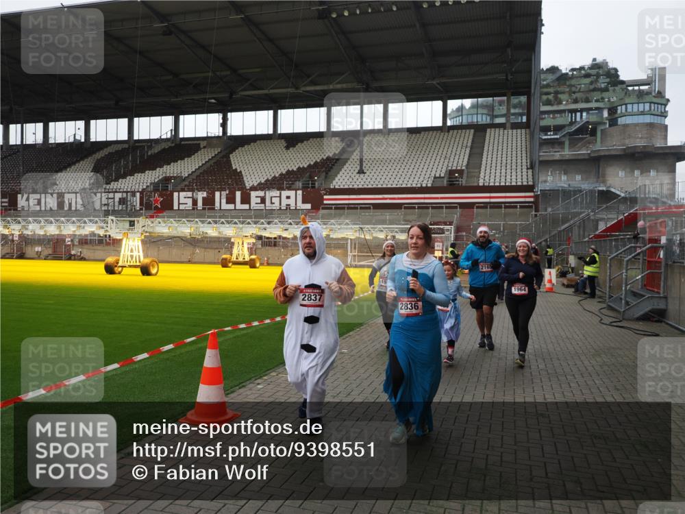 07.12.2025 - St. Pauli X-Mass-Run No. 15 Fabian Wolf http://msf.ph/oto/9398551 07.12.2025 10:51:56 Ziel 328, 1964, 1982, 1984, 2165, 2287, 2289, 2553, 2593, 2607, 2836, 2837, 3223, 3228, 4550 meine-sportfotos.de