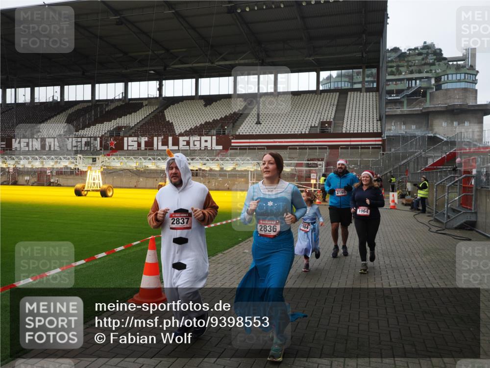 07.12.2025 - St. Pauli X-Mass-Run No. 15 Fabian Wolf http://msf.ph/oto/9398553 07.12.2025 10:51:56 Ziel 328, 1964, 1982, 1984, 2165, 2287, 2289, 2553, 2593, 2607, 2836, 2837, 3223, 3228, 4550 meine-sportfotos.de