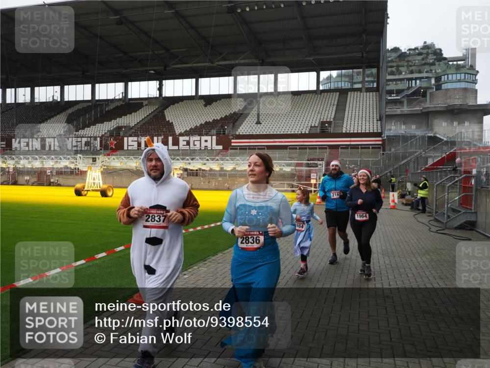 07.12.2025 - St. Pauli X-Mass-Run No. 15 Fabian Wolf http://msf.ph/oto/9398554 07.12.2025 10:51:56 Ziel 328, 1964, 1982, 1984, 2165, 2287, 2289, 2553, 2593, 2607, 2836, 2837, 3223, 3228, 4550 meine-sportfotos.de