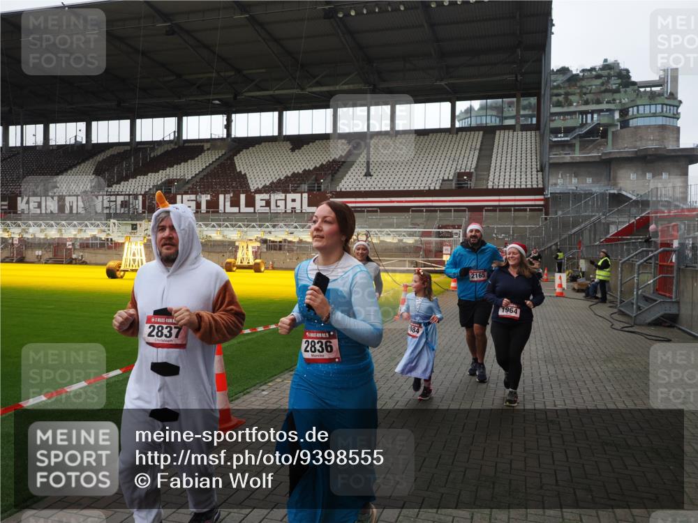 07.12.2025 - St. Pauli X-Mass-Run No. 15 Fabian Wolf http://msf.ph/oto/9398555 07.12.2025 10:51:56 Ziel 328, 1964, 1982, 1984, 2165, 2287, 2289, 2553, 2593, 2607, 2836, 2837, 3223, 3228, 4550 meine-sportfotos.de
