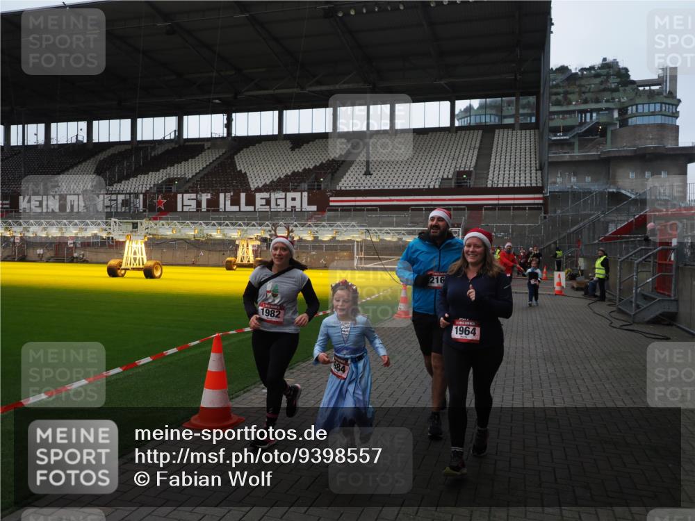 07.12.2025 - St. Pauli X-Mass-Run No. 15 Fabian Wolf http://msf.ph/oto/9398557 07.12.2025 10:51:57 Ziel 328, 1964, 1982, 1984, 2165, 2287, 2289, 2592, 2593, 2607, 2836, 2837, 3223, 3228, 4550 meine-sportfotos.de