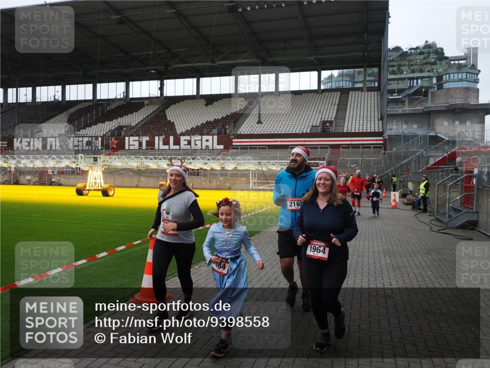 07.12.2025 - St. Pauli X-Mass-Run No. 15 Fabian Wolf http://msf.ph/oto/9398558 07.12.2025 10:51:57 Ziel 328, 1964, 1982, 1984, 2165, 2287, 2289, 2592, 2593, 2607, 2836, 2837, 3223, 3228, 4550 meine-sportfotos.de