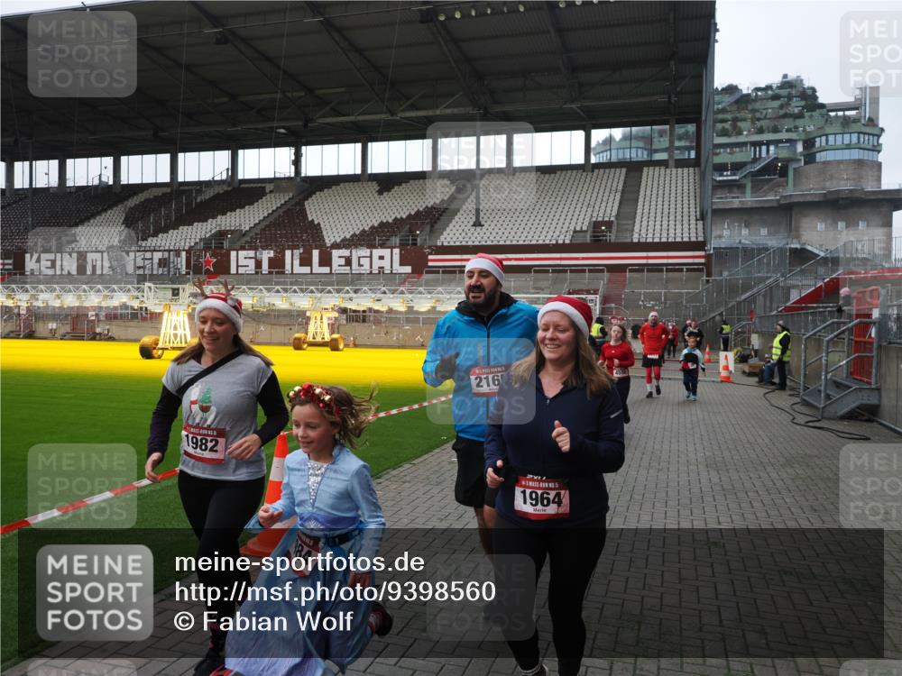 07.12.2025 - St. Pauli X-Mass-Run No. 15 Fabian Wolf http://msf.ph/oto/9398560 07.12.2025 10:51:58 Ziel 328, 1964, 1982, 1984, 2165, 2287, 2289, 2592, 2593, 2607, 2661, 2836, 2837, 3223, 3228, 4550 meine-sportfotos.de
