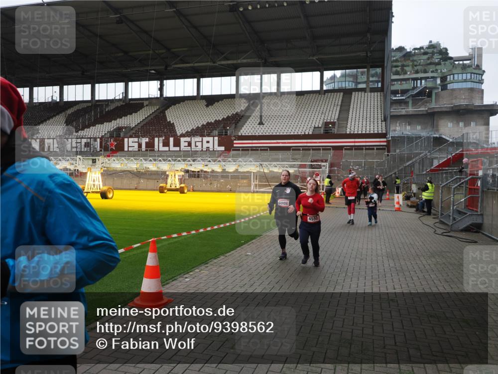 07.12.2025 - St. Pauli X-Mass-Run No. 15 Fabian Wolf http://msf.ph/oto/9398562 07.12.2025 10:51:59 Ziel 328, 1964, 1982, 1984, 2165, 2287, 2289, 2592, 2593, 2607, 2661, 2836, 2837, 3223, 3228, 4550 meine-sportfotos.de