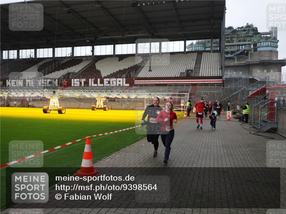 07.12.2025 - St. Pauli X-Mass-Run No. 15 Fabian Wolf http://msf.ph/oto/9398564 07.12.2025 10:51:59 Ziel 328, 1964, 1982, 1984, 2165, 2287, 2289, 2592, 2593, 2607, 2661, 2836, 2837, 3223, 3228, 4550 meine-sportfotos.de