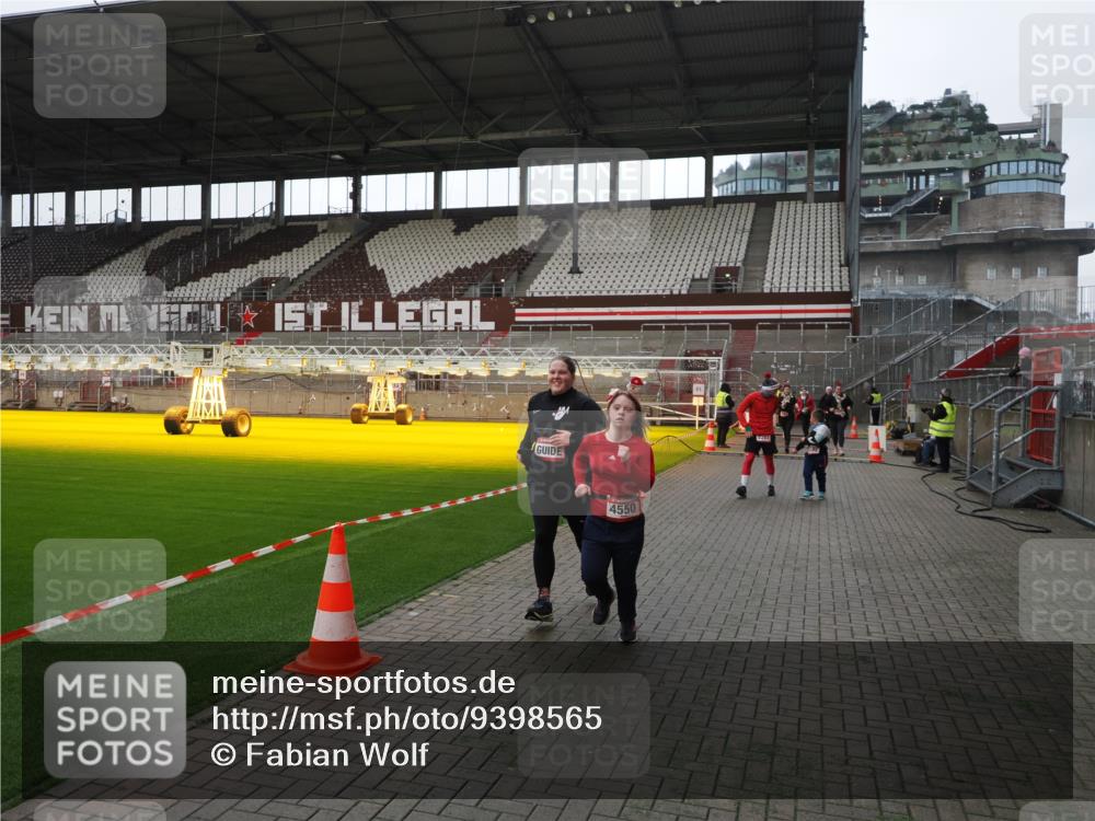 07.12.2025 - St. Pauli X-Mass-Run No. 15 Fabian Wolf http://msf.ph/oto/9398565 07.12.2025 10:52:00 Ziel 328, 1964, 1982, 1984, 2165, 2287, 2289, 2592, 2593, 2607, 2661, 2836, 2837, 3223, 3228, 4550, 4879 meine-sportfotos.de