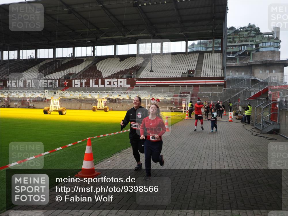 07.12.2025 - St. Pauli X-Mass-Run No. 15 Fabian Wolf http://msf.ph/oto/9398566 07.12.2025 10:52:00 Ziel 328, 1964, 1982, 1984, 2165, 2287, 2289, 2592, 2593, 2607, 2661, 2836, 2837, 3223, 3228, 4550, 4879 meine-sportfotos.de