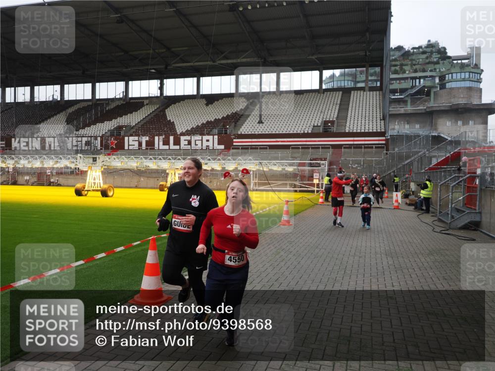 07.12.2025 - St. Pauli X-Mass-Run No. 15 Fabian Wolf http://msf.ph/oto/9398568 07.12.2025 10:52:00 Ziel 328, 1964, 1982, 1984, 2165, 2287, 2289, 2592, 2593, 2607, 2661, 2836, 2837, 3223, 3228, 4550, 4879 meine-sportfotos.de