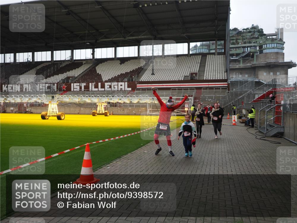 07.12.2025 - St. Pauli X-Mass-Run No. 15 Fabian Wolf http://msf.ph/oto/9398572 07.12.2025 10:52:04 Ziel 1964, 1982, 1984, 2165, 2287, 2289, 2592, 2593, 2607, 2661, 2836, 2837, 4550, 4865, 4879, 4880 meine-sportfotos.de