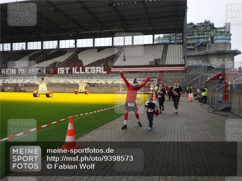 07.12.2025 - St. Pauli X-Mass-Run No. 15 Fabian Wolf http://msf.ph/oto/9398573 07.12.2025 10:52:04 Ziel 1964, 1982, 1984, 2165, 2287, 2289, 2592, 2593, 2607, 2661, 2836, 2837, 4550, 4865, 4879, 4880 meine-sportfotos.de