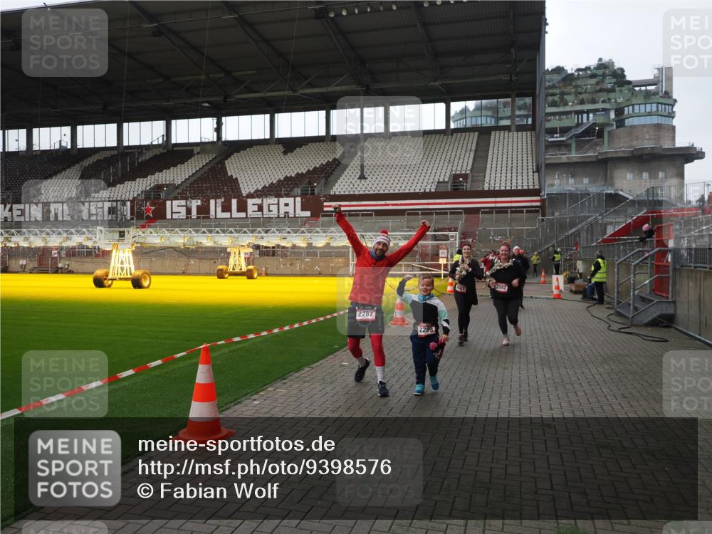 07.12.2025 - St. Pauli X-Mass-Run No. 15 Fabian Wolf http://msf.ph/oto/9398576 07.12.2025 10:52:05 Ziel 1964, 1982, 1984, 2165, 2287, 2289, 2592, 2661, 2836, 2837, 4550, 4865, 4879, 4880 meine-sportfotos.de
