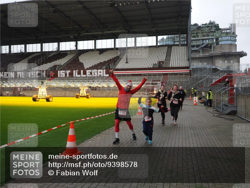 07.12.2025 - St. Pauli X-Mass-Run No. 15 Fabian Wolf http://msf.ph/oto/9398578 07.12.2025 10:52:05 Ziel 1964, 1982, 1984, 2165, 2287, 2289, 2592, 2661, 2836, 2837, 4550, 4865, 4879, 4880 meine-sportfotos.de