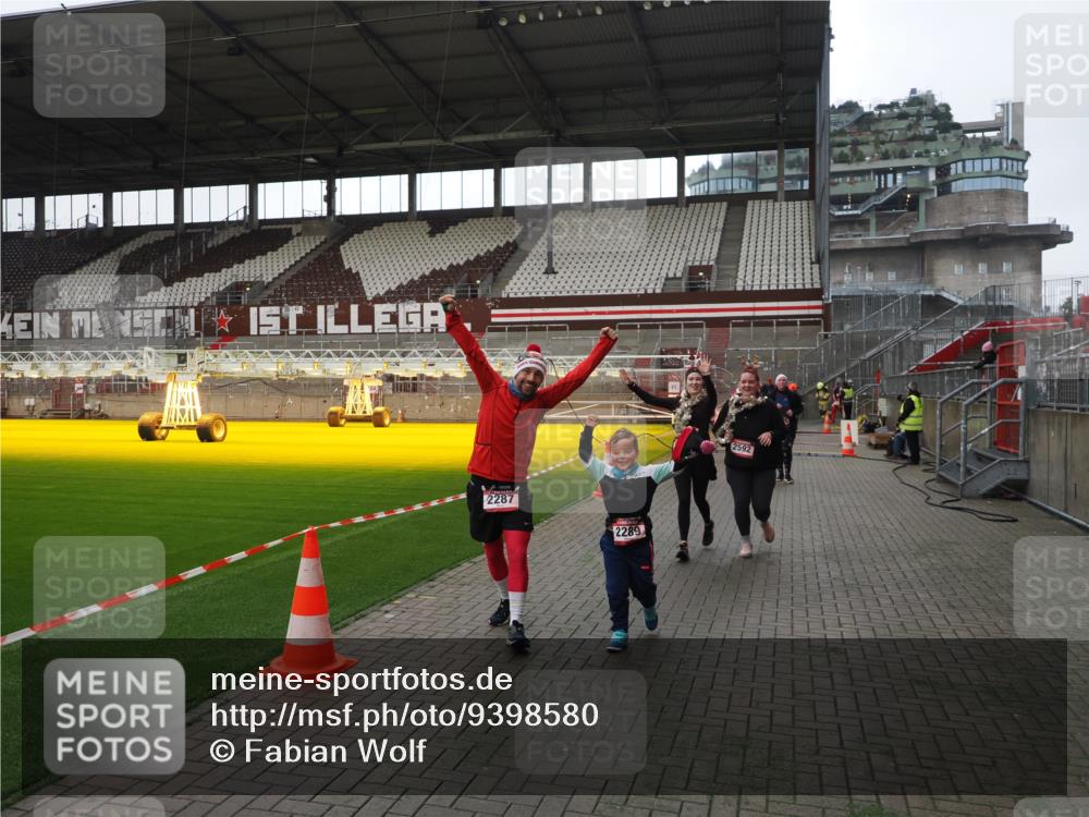 07.12.2025 - St. Pauli X-Mass-Run No. 15 Fabian Wolf http://msf.ph/oto/9398580 07.12.2025 10:52:06 Ziel 27, 1964, 1982, 1984, 2165, 2287, 2289, 2592, 2661, 2836, 2837, 4550, 4865, 4879, 4880 meine-sportfotos.de
