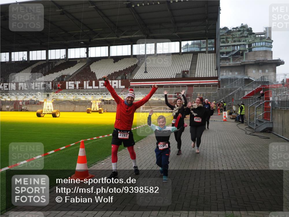 07.12.2025 - St. Pauli X-Mass-Run No. 15 Fabian Wolf http://msf.ph/oto/9398582 07.12.2025 10:52:06 Ziel 27, 1964, 1982, 1984, 2165, 2287, 2289, 2592, 2661, 2836, 2837, 4550, 4865, 4879, 4880 meine-sportfotos.de