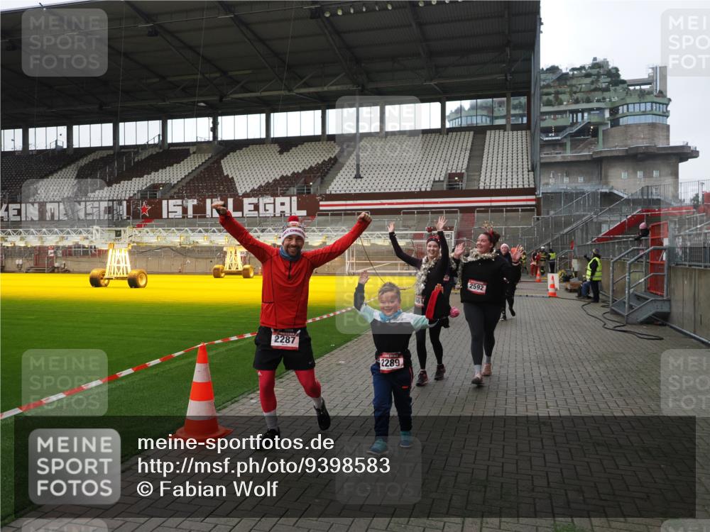 07.12.2025 - St. Pauli X-Mass-Run No. 15 Fabian Wolf http://msf.ph/oto/9398583 07.12.2025 10:52:06 Ziel 27, 1964, 1982, 1984, 2165, 2287, 2289, 2592, 2661, 2836, 2837, 4550, 4865, 4879, 4880 meine-sportfotos.de