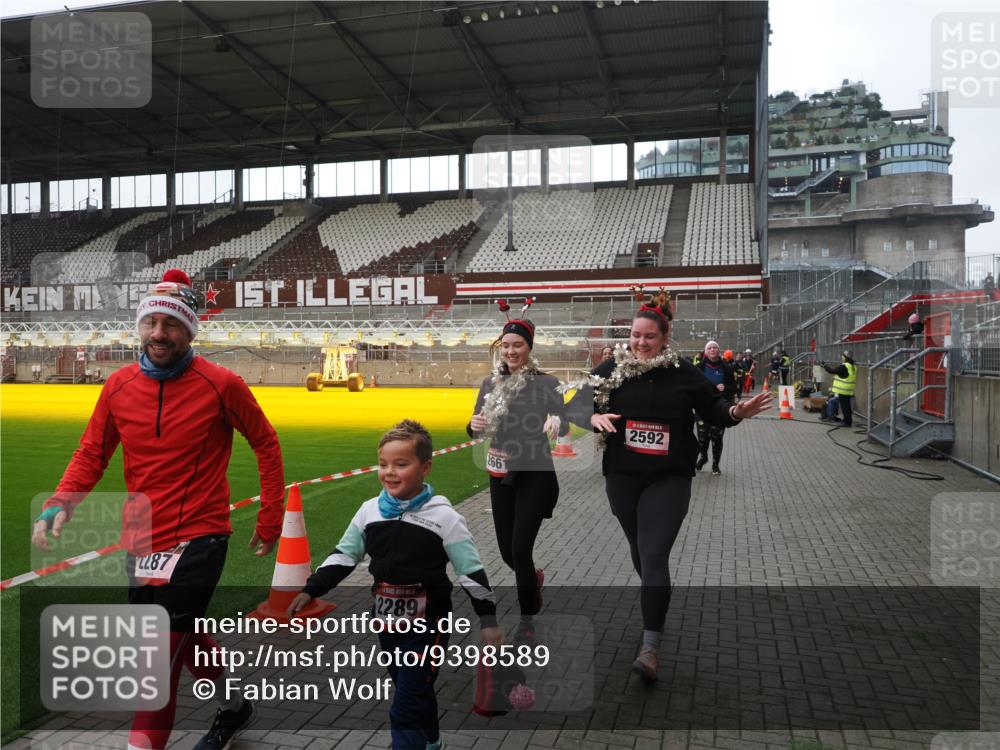 07.12.2025 - St. Pauli X-Mass-Run No. 15 Fabian Wolf http://msf.ph/oto/9398589 07.12.2025 10:52:08 Ziel 27, 1982, 2165, 2287, 2289, 2592, 2661, 4550, 4864, 4865, 4866, 4879, 4880 meine-sportfotos.de