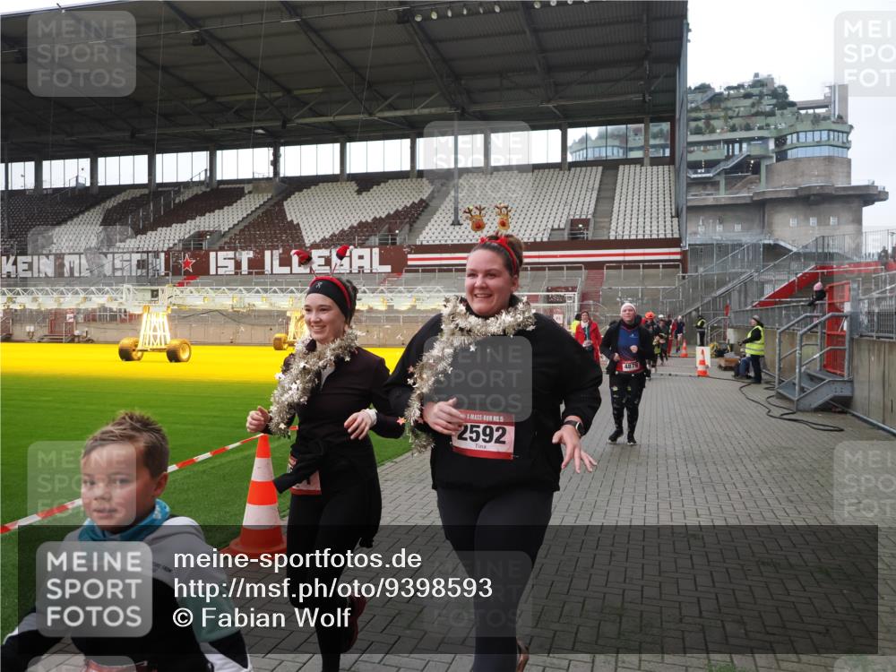 07.12.2025 - St. Pauli X-Mass-Run No. 15 Fabian Wolf http://msf.ph/oto/9398593 07.12.2025 10:52:08 Ziel 27, 1982, 2165, 2287, 2289, 2592, 2661, 4550, 4864, 4865, 4866, 4879, 4880 meine-sportfotos.de