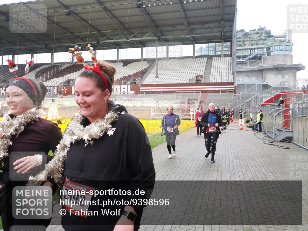 07.12.2025 - St. Pauli X-Mass-Run No. 15 Fabian Wolf http://msf.ph/oto/9398596 07.12.2025 10:52:09 Ziel 27, 2287, 2289, 2592, 2661, 4550, 4864, 4865, 4866, 4879, 4880 meine-sportfotos.de