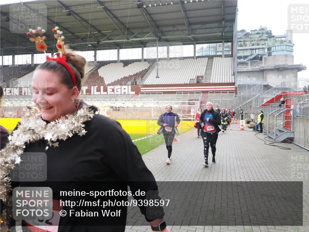 07.12.2025 - St. Pauli X-Mass-Run No. 15 Fabian Wolf http://msf.ph/oto/9398597 07.12.2025 10:52:09 Ziel 27, 2287, 2289, 2592, 2661, 4550, 4864, 4865, 4866, 4879, 4880 meine-sportfotos.de