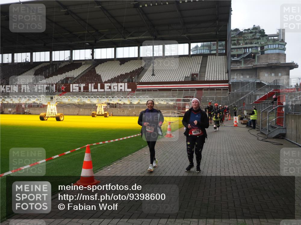 07.12.2025 - St. Pauli X-Mass-Run No. 15 Fabian Wolf http://msf.ph/oto/9398600 07.12.2025 10:52:10 Ziel 27, 499, 506, 2287, 2289, 2592, 2661, 4550, 4864, 4865, 4866, 4879, 4880 meine-sportfotos.de