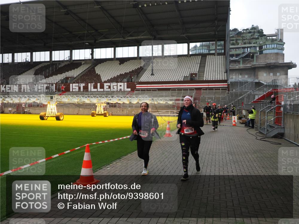 07.12.2025 - St. Pauli X-Mass-Run No. 15 Fabian Wolf http://msf.ph/oto/9398601 07.12.2025 10:52:10 Ziel 27, 499, 506, 2287, 2289, 2592, 2661, 4550, 4864, 4865, 4866, 4879, 4880 meine-sportfotos.de