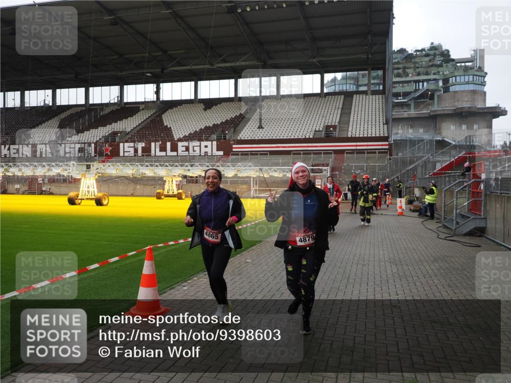 07.12.2025 - St. Pauli X-Mass-Run No. 15 Fabian Wolf http://msf.ph/oto/9398603 07.12.2025 10:52:11 Ziel 27, 499, 506, 654, 931, 2287, 2289, 2592, 2661, 4550, 4864, 4865, 4866, 4879, 4880 meine-sportfotos.de