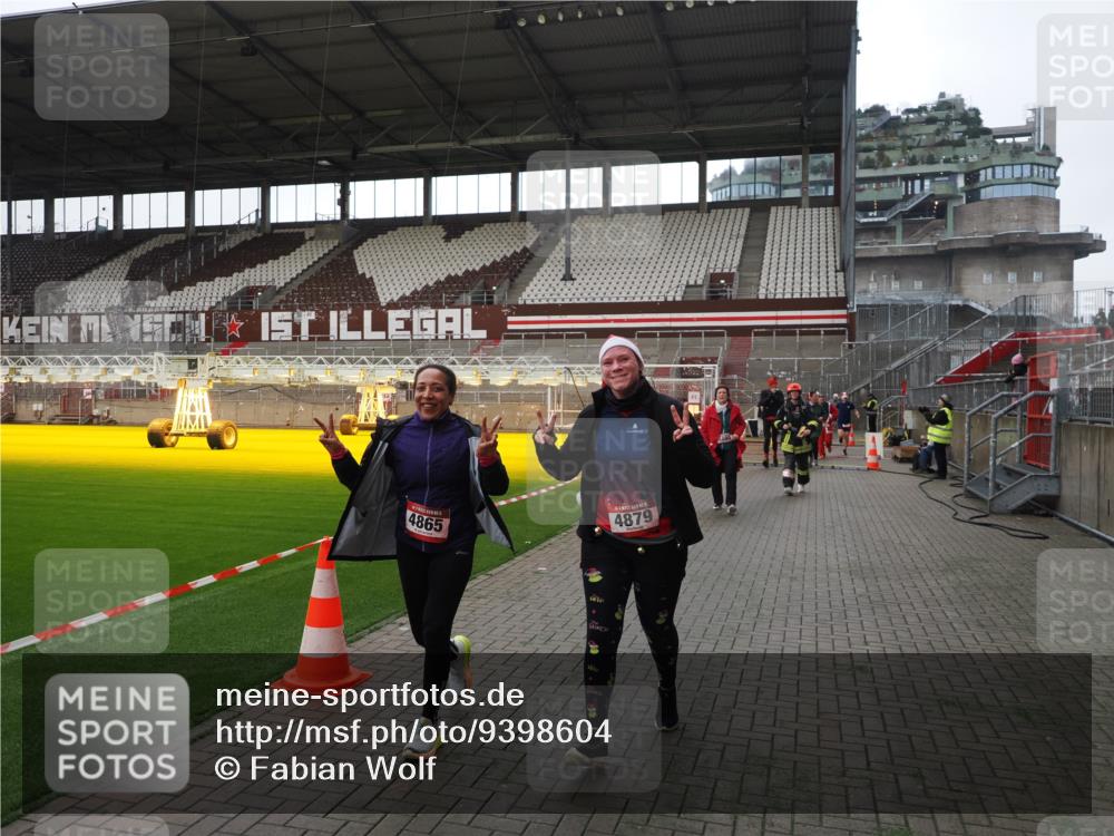 07.12.2025 - St. Pauli X-Mass-Run No. 15 Fabian Wolf http://msf.ph/oto/9398604 07.12.2025 10:52:11 Ziel 27, 499, 506, 654, 931, 2287, 2289, 2592, 2661, 4550, 4864, 4865, 4866, 4879, 4880 meine-sportfotos.de