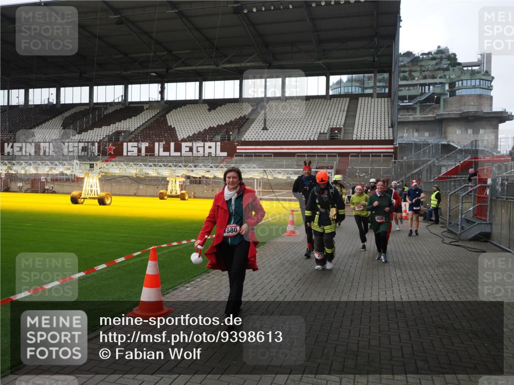 07.12.2025 - St. Pauli X-Mass-Run No. 15 Fabian Wolf http://msf.ph/oto/9398613 07.12.2025 10:52:16 Ziel 27, 499, 506, 654, 931, 1098, 2592, 2661, 4797, 4864, 4865, 4866, 4879, 4880 meine-sportfotos.de