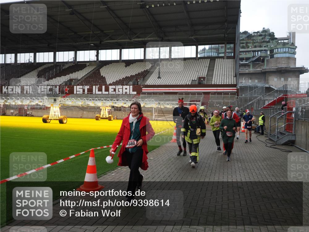 07.12.2025 - St. Pauli X-Mass-Run No. 15 Fabian Wolf http://msf.ph/oto/9398614 07.12.2025 10:52:16 Ziel 27, 499, 506, 654, 931, 1098, 2592, 2661, 4797, 4864, 4865, 4866, 4879, 4880 meine-sportfotos.de