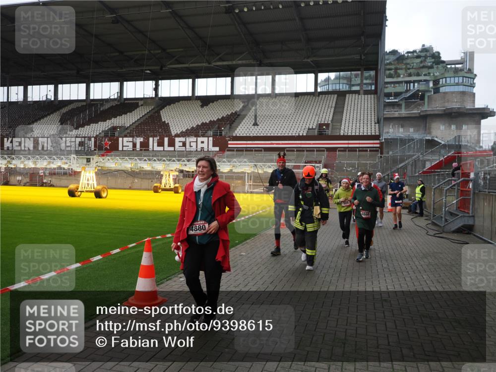 07.12.2025 - St. Pauli X-Mass-Run No. 15 Fabian Wolf http://msf.ph/oto/9398615 07.12.2025 10:52:16 Ziel 27, 499, 506, 654, 931, 1098, 2592, 2661, 4797, 4864, 4865, 4866, 4879, 4880 meine-sportfotos.de