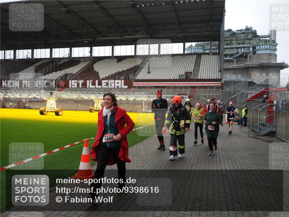 07.12.2025 - St. Pauli X-Mass-Run No. 15 Fabian Wolf http://msf.ph/oto/9398616 07.12.2025 10:52:17 Ziel 27, 499, 506, 654, 931, 1098, 2592, 2661, 4797, 4864, 4865, 4866, 4879, 4880, 4882 meine-sportfotos.de