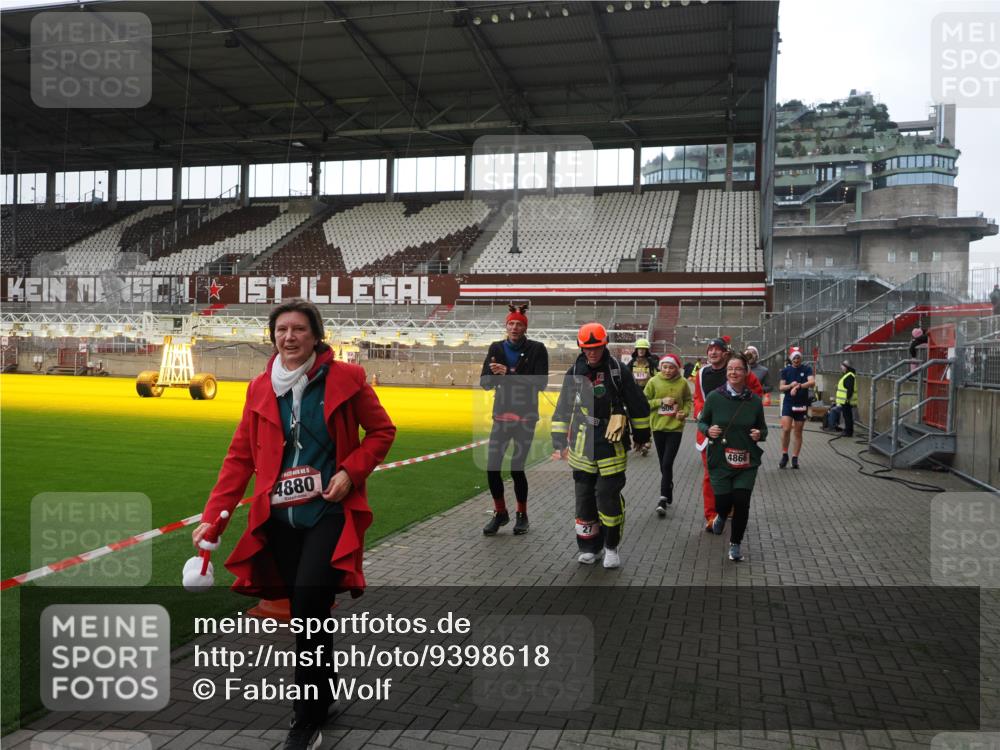 07.12.2025 - St. Pauli X-Mass-Run No. 15 Fabian Wolf http://msf.ph/oto/9398618 07.12.2025 10:52:17 Ziel 27, 499, 506, 654, 931, 1098, 2592, 2661, 4797, 4864, 4865, 4866, 4879, 4880, 4882 meine-sportfotos.de