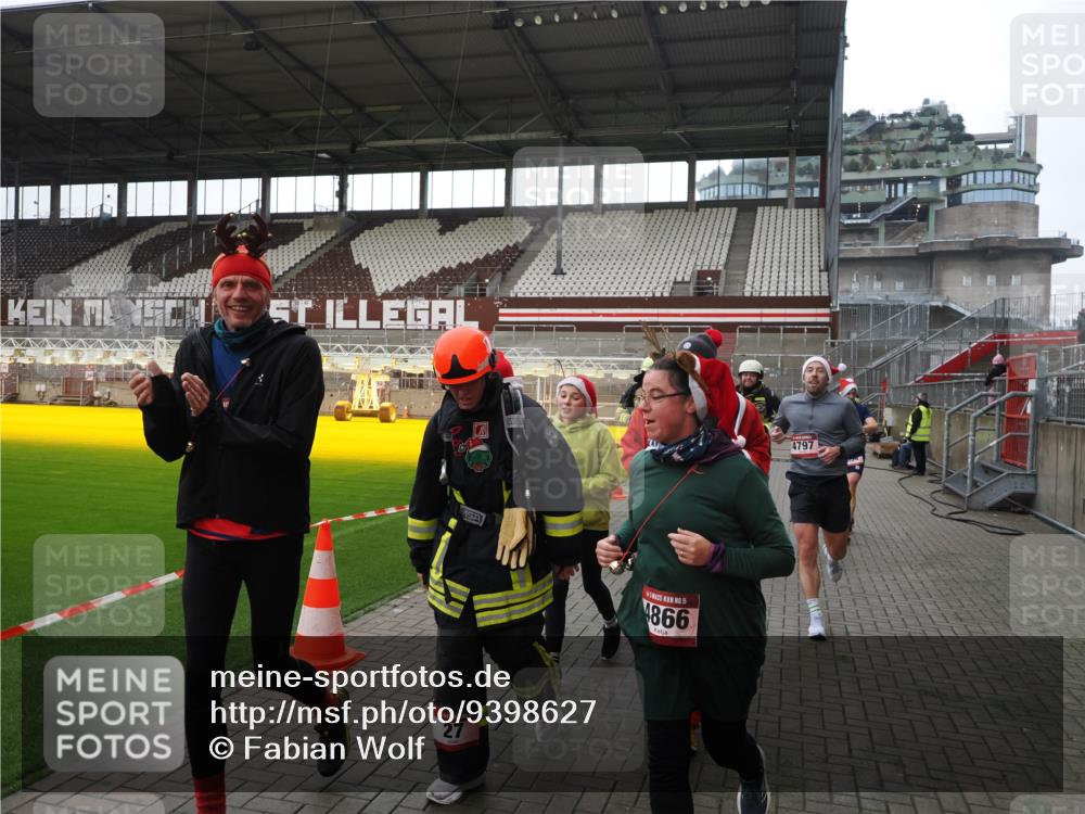 07.12.2025 - St. Pauli X-Mass-Run No. 15 Fabian Wolf http://msf.ph/oto/9398627 07.12.2025 10:52:19 Ziel 27, 499, 506, 654, 931, 1098, 4797, 4864, 4865, 4866, 4879, 4880, 4882 meine-sportfotos.de