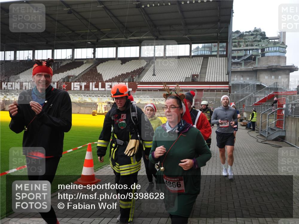 07.12.2025 - St. Pauli X-Mass-Run No. 15 Fabian Wolf http://msf.ph/oto/9398628 07.12.2025 10:52:19 Ziel 27, 499, 506, 654, 931, 1098, 4797, 4864, 4865, 4866, 4879, 4880, 4882 meine-sportfotos.de