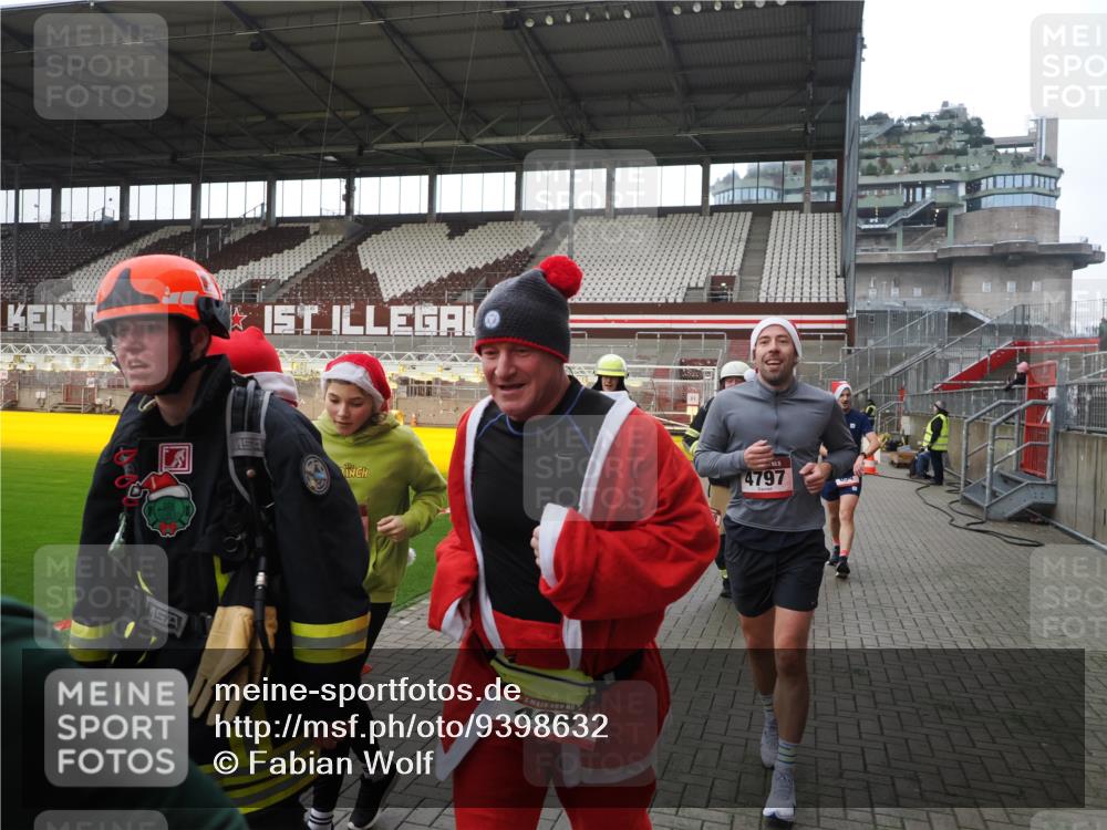 07.12.2025 - St. Pauli X-Mass-Run No. 15 Fabian Wolf http://msf.ph/oto/9398632 07.12.2025 10:52:20 Ziel 27, 499, 506, 654, 931, 1098, 4797, 4864, 4865, 4866, 4879, 4880, 4882 meine-sportfotos.de