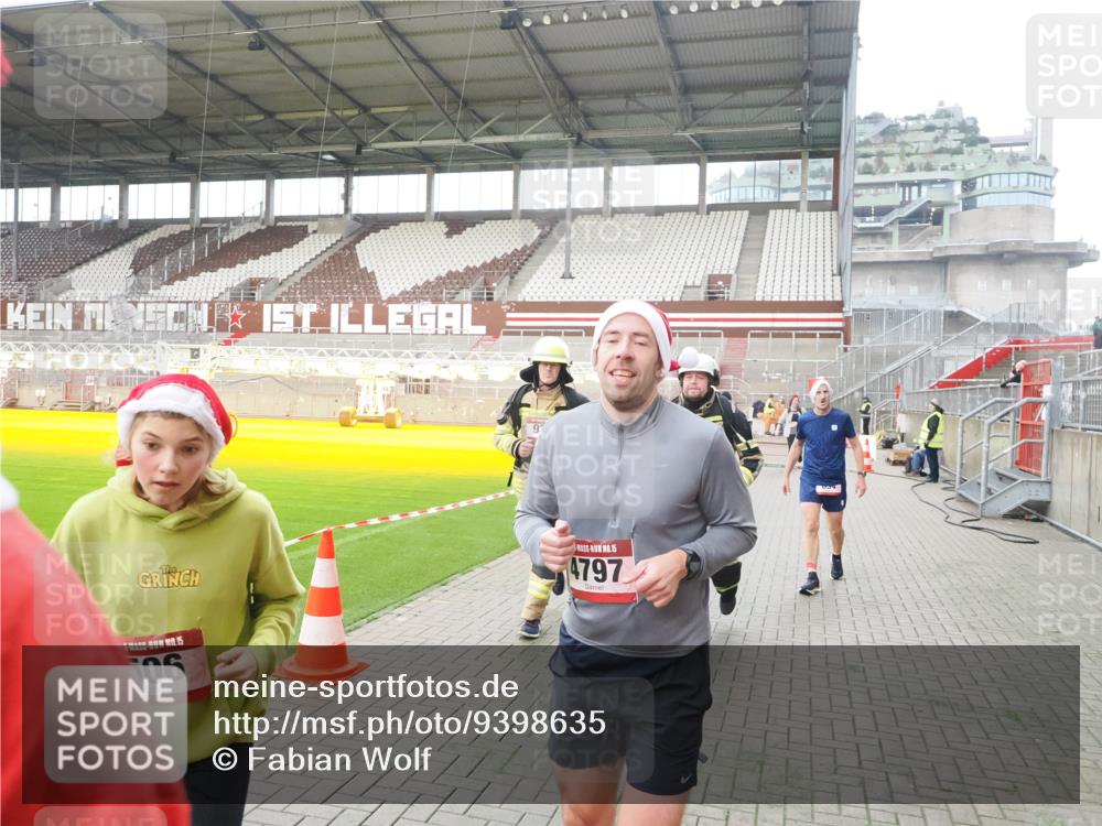 07.12.2025 - St. Pauli X-Mass-Run No. 15 Fabian Wolf http://msf.ph/oto/9398635 07.12.2025 10:52:20 Ziel 27, 499, 506, 654, 931, 1098, 4797, 4864, 4865, 4866, 4879, 4880, 4882 meine-sportfotos.de