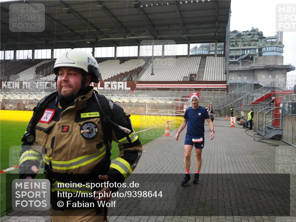07.12.2025 - St. Pauli X-Mass-Run No. 15 Fabian Wolf http://msf.ph/oto/9398644 07.12.2025 10:52:22 Ziel 27, 499, 506, 654, 931, 1098, 4797, 4864, 4866, 4882 meine-sportfotos.de