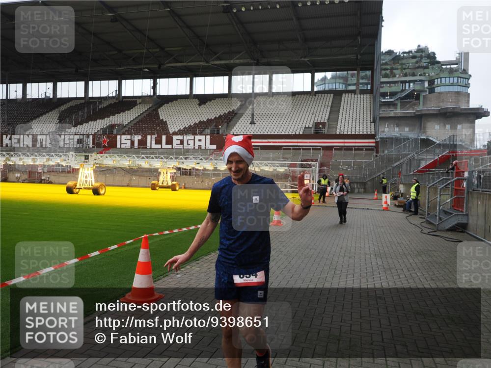 07.12.2025 - St. Pauli X-Mass-Run No. 15 Fabian Wolf http://msf.ph/oto/9398651 07.12.2025 10:52:24 Ziel 27, 499, 506, 654, 931, 1098, 4797, 4864, 4866, 4882 meine-sportfotos.de
