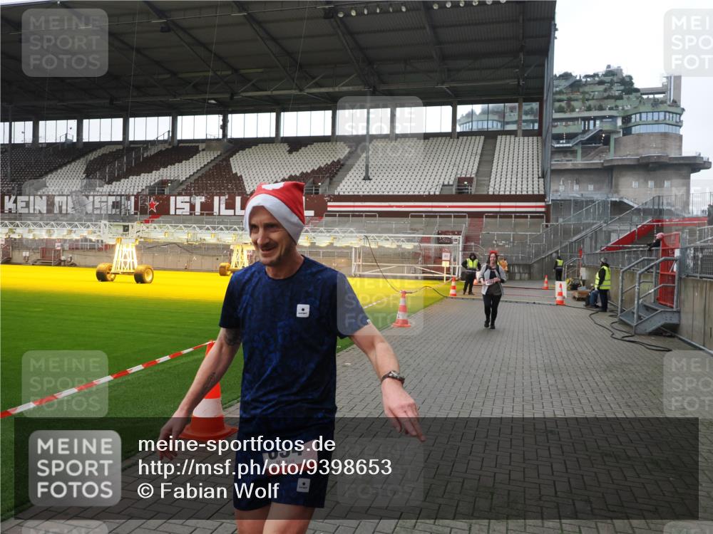 07.12.2025 - St. Pauli X-Mass-Run No. 15 Fabian Wolf http://msf.ph/oto/9398653 07.12.2025 10:52:24 Ziel 27, 499, 506, 654, 931, 1098, 4797, 4864, 4866, 4882 meine-sportfotos.de
