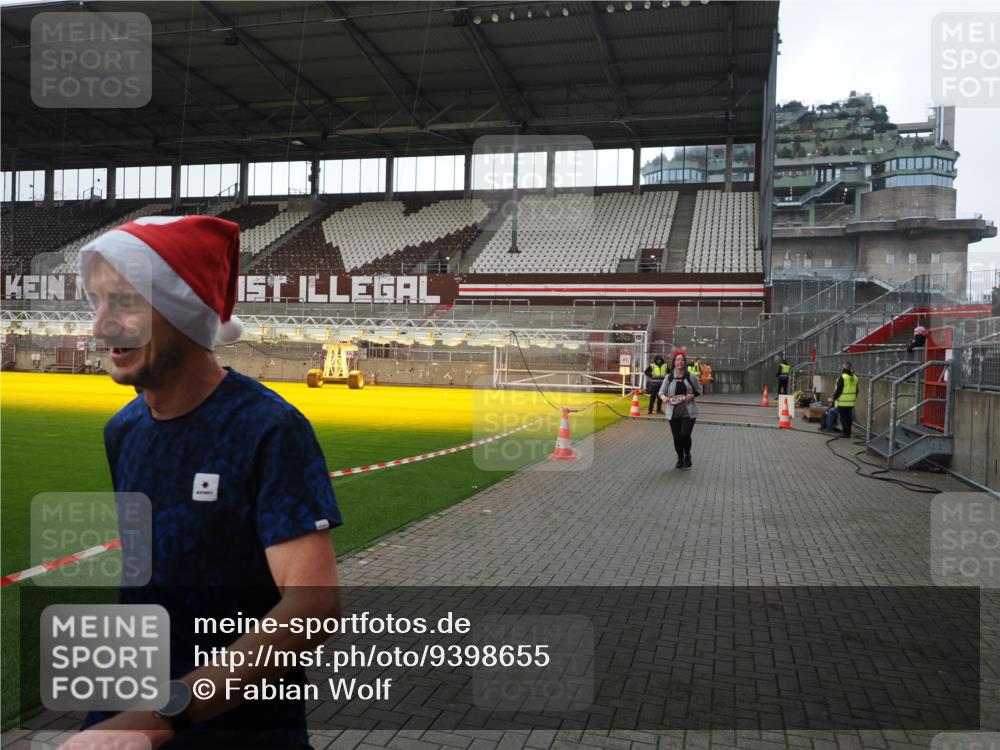 07.12.2025 - St. Pauli X-Mass-Run No. 15 Fabian Wolf http://msf.ph/oto/9398655 07.12.2025 10:52:24 Ziel 27, 499, 506, 654, 931, 1098, 4797, 4864, 4866, 4882 meine-sportfotos.de