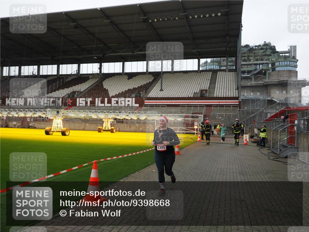 07.12.2025 - St. Pauli X-Mass-Run No. 15 Fabian Wolf http://msf.ph/oto/9398668 07.12.2025 10:52:44 Ziel 176, 262, 1305, 4859 meine-sportfotos.de