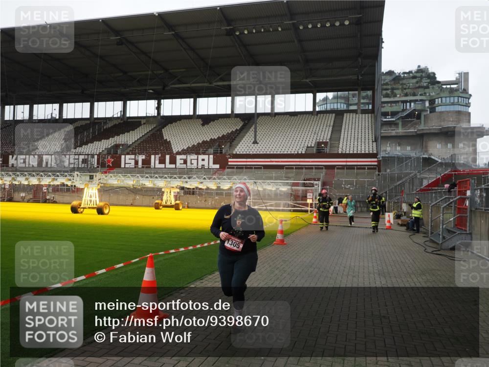 07.12.2025 - St. Pauli X-Mass-Run No. 15 Fabian Wolf http://msf.ph/oto/9398670 07.12.2025 10:52:45 Ziel 176, 262, 1305, 4859 meine-sportfotos.de