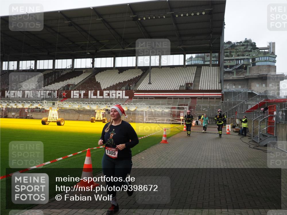 07.12.2025 - St. Pauli X-Mass-Run No. 15 Fabian Wolf http://msf.ph/oto/9398672 07.12.2025 10:52:45 Ziel 176, 262, 1305, 4859 meine-sportfotos.de